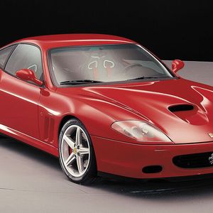 Den 575 bot Ferrari von 2002 bis 2006 an. Er wurde als Coupé 575M Maranello und im Jahr 2005 auch als Roadster 575 Superamerica verkauft. Der Ferrari 575 löste den 550 ab, von dem er die nur leicht retuschierte Karosserie übernahm. Der 575 bekam jedoch einen größeren Motor mit 5,75 statt 5,5 l Hubraum, daher der neue Name. Zusätzlich wurde der Zahl ein M für Modificato angehängt(Bild:  Ferrari)