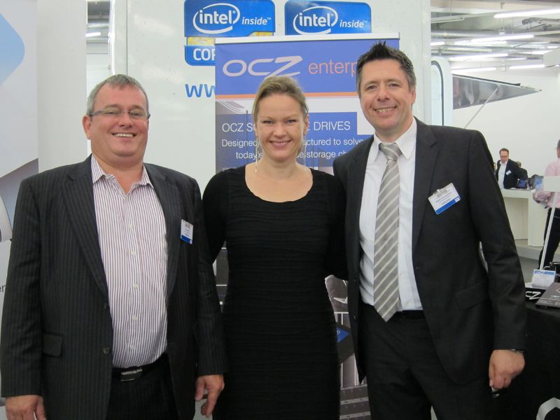 Hannah Lamotte, IT-BUSINESS, mit Axel Boehme und Stefan Zimmermann, OCZ (r.)                (IT-BUSINESS)