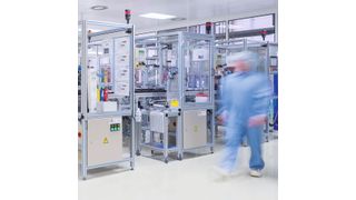 Bei der Entwicklung von Sterilhüllen für optische Medizinprodukte spielen Erfahrungswerte aus der Produktion im Reinraum eine große Rolle. (Frank Plastic)