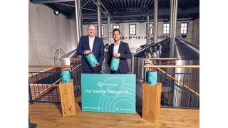 Dr. Peter Biele, CEO der Thyssenkrupp Rasselstein GmbH (links) und Jens Geimer, geschäftsführender Gesellschafter der Westerwald Brauerei (rechts). (Bild: Thyssenkrupp Rasselstein)