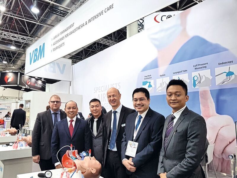 At the Medica trade fair, the Malaysian foreign trade promotion team Matrade attended with Badrul Hisham Hilal  (2nd from right). (Mehta)