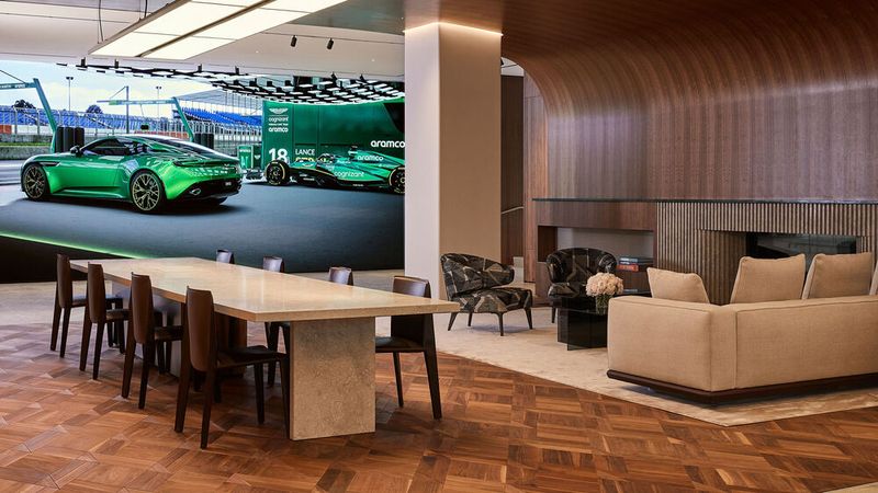 Im Store können die Kunden ihr individuell konfiguriertes Fahrzeug im Maßstab 1:1 digital erleben.  (Bild: Aston Martin)