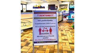 Hinweisschilder sollen die Kunden informieren und ihnen den Weg durchs Geschäft weisen. (Bild: Autohaus Daub GmbH)