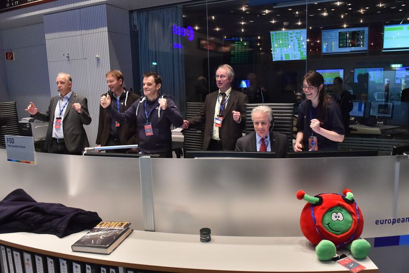 Um 10:03 Uhr (MEZ) wurde die erfolgreiche Abtrennung des Philae-Landers von der Rosetta-Sonde im ESA-Space Operation Centre (ESOC) in Darmstadt bestätigt. Die Signallaufzeit von Rosetta zur Erde beträgt 28 min und 20 s, die eigentliche Separation hat um 09:35 Uhr (MEZ) stattgefunden. (Foto: ESA/juergenmai.com)