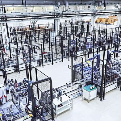 Roboter bauen Roboter in Fürstenfeldbruck: Noch bauen Menschen mit in der Fertigung von Agile Robots. (Bild: Agile Robots)