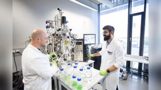 Die Wissenschaftler Prof. Dominik Schild und Wadih Rassy, MSc ,vom IMC Krems. 

 (Bild: ecoplus_Hires)