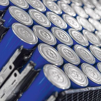 Bei den Batterien der neuen BMW-Modelle werden zylindrische Rundzellen nach dem Prinzip „Cell-to-Pack“ direkt in die Hochvoltbatterie integriert. Tauschbare Module gibt es somit nicht mehr. (Bild: BMW)