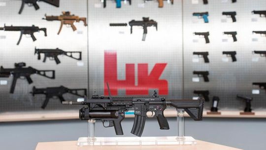 In der Gewehrschmiede Heckler & Koch glüht quasi das Eisen rund um die Uhr, denn die Auftragsbücher sind voll, wie nie. Lesen Sie hier mehr dazu ...(Bild:  dpa / P. Seeger)