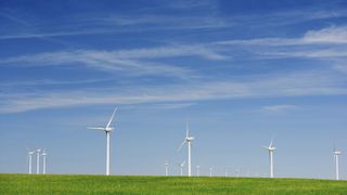 Windräder: Kondensatoren werden u.a. in ihnen und in Photovoltaik-Anlagen verbaut und unterliegen im Rahmen der Energiewende einer verstärkten Nachfrage. (Bild: Pedro Salaverria - Fotolia)