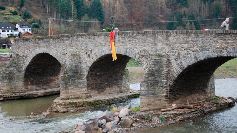 Die Nepomuk-Brücke über die Ahr ist zerstört. Der hl. Nepomuk blieb aber stehen. (Bild: Wenz | F+K)