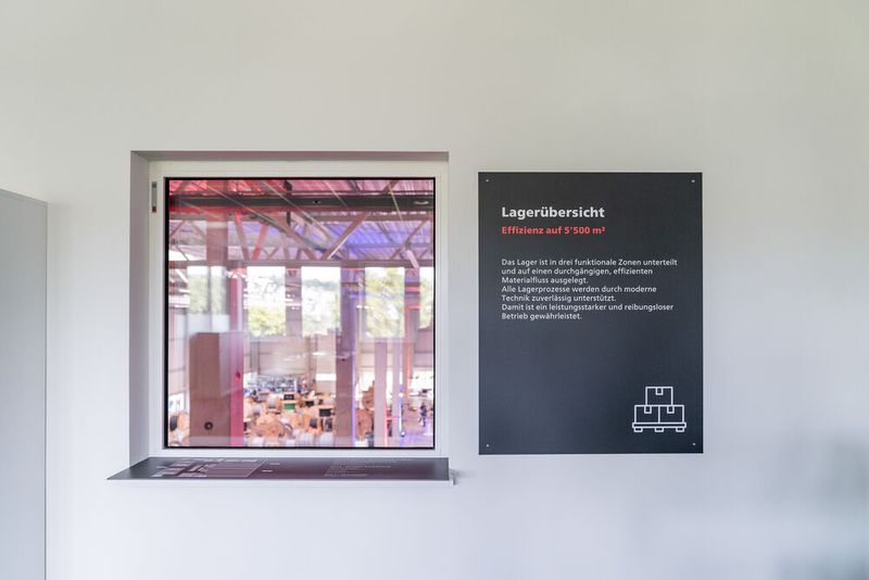 Der neue Standort erweitert die Lager- und Logistikkapazitäten deutlich und ermöglicht noch effizientere Prozesse. Auf rund 5500 m² Lagerfläche mit insgesamt 6184 Palettenstellplätzen bietet HELU Schweiz heute wesentlich mehr Raum für eine leistungsfähige Lagerhaltung sowie eine schnelle und zuverlässige Auftragsabwicklung. (Bild: Sabrina Golob)