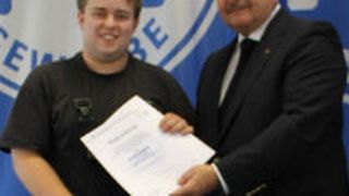 Gratulation: Jürgen Karpinski, Präsident des Kfz-Landesverbandes Hessen, überreicht Andreas Wolf eine Urkunde. (Foto: Landesverband Hessen)