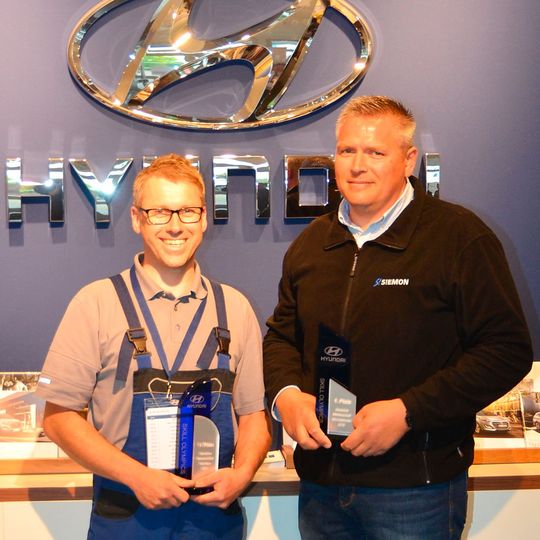 Dirk Eichhorn (li.) und Kai Schwarz sind die Sieger der deutschen Hyundai Skill Olympics 2016.(Bild:  Hyundai)