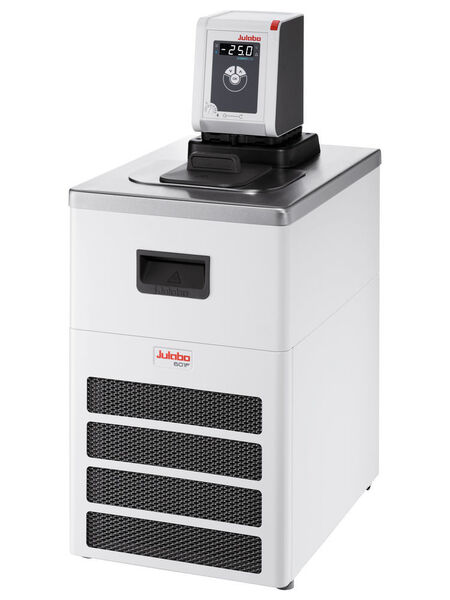 Die neuen Kälte-Umwälzthermostate CD-601F und CD-900F aus dem Corio-Programm eignen sich besonders für die Verwendung in Labor und Industrie. (Julabo)