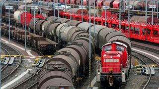 Wenn Güterzüge Kohle, Gas, Öl oder Trafos geladen haben, sollen sie künftig laut einer geplanten Rechtsverordnung gegenüber Personenzügen bevorzugt werden. (Bild: Deutsche Bahn AG / Volker Emersleben)