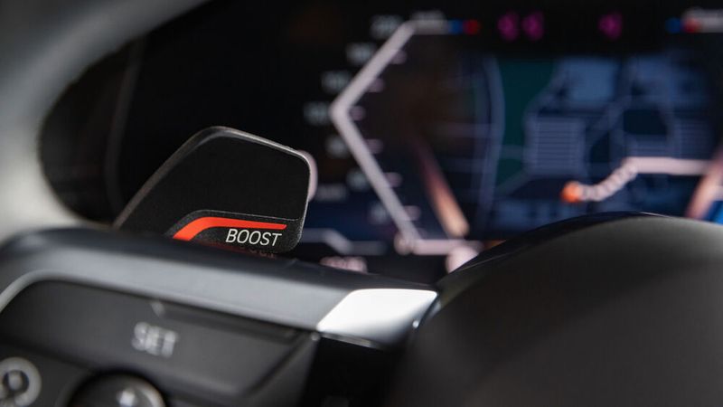 Aktiviert man die „Boost-Funktion“, läuft ein Zehn-Sekunden-Countdown, in dem der Stromer in schwindelerregender Beschleunigung nach vorne schießt. (Bild: Autoren-Union Mobilität / BMW)