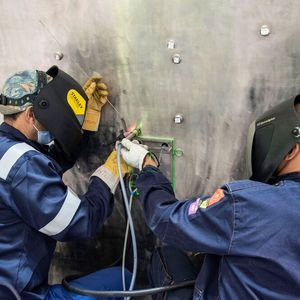 Laser projizieren Schweißnähte und Laserkonturen präzise direkt auf das Bauteil.(Bild:  ITER Organisation)