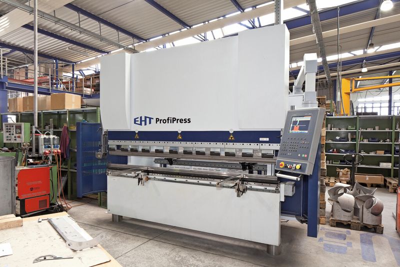 Die Auslegung der Oberwerkzeug-Klemmung der Profipress erlaubt auch den Einsatz überhoher Stempel. (Bild: EHT Werkzeugmaschinen)