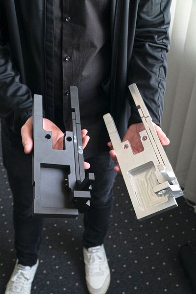 Ein Aluminium Bauteil im Vergleich zu seinem 3D-gedruckten Pendant: Deutlich leichter, kosteneffizienter und über Nacht gedruckt.  (Bild: Mark 3D GmbH)