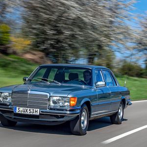 Einen 450 SEL 6.9 zu fälschen, sprich aus einem „normalen“ W 116 einen „Sechsneuner“ zu machen, dürfte ziemlich schwierig sein. Schließlich wurde der entsprechende Motor M 100 außer in diesem (und dem Vorgänger 300 SEL 6.3) nur noch in der Repräsentationslimousine 600 verbaut. Und bei diesem dürfte Schlachtfahrzeuge, oder auch einzelne Motoren, ziemlich rar gesäht sein.(Bild:  Mercedes-Benz)