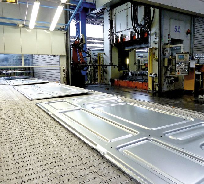 Die Pressenstraße der Marke Eigenbau bei Läpple kann wahlweise mit vier oder sechs Stufen betrieben werden – je nach Teileart, die gefertigt wird. Hier werden die Teile nach der vierten Stufe ausgeschleust. Bild: Kuhn (Archiv: Vogel Business Media)
