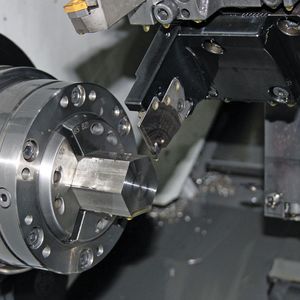 Die Tebit Präzisionstechnik GmbH hat für das Präzi­sions-­Abstechen einer Profilstange aus Edelstahl ein «Überkopf»-arbeitendes Abstechsystem von Iscar im Einsatz.