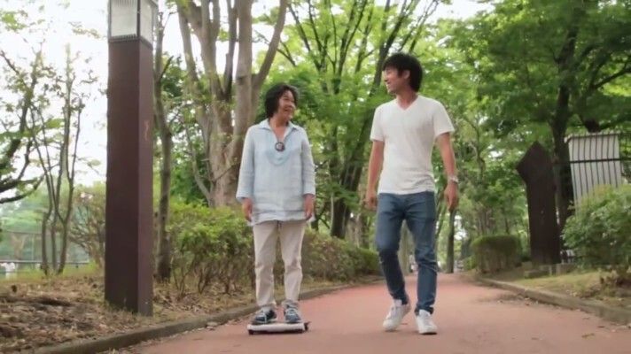 Wer nicht gut zu Fuß ist, wird mit dem WalkCar wieder mobil (Bild: Cocoa Motors)