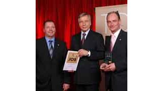 Feierliche Übergabe des Gütesiegels (v.l.n.r.): Andreas Scheller, Geschäftsführer von BMW Scheller, Wolfgang Clement, ehemaliger Wirtschaftsminister, Volker Mayr, Personalverantwortlicher BMW Scheller (Archiv: Vogel Business Media)