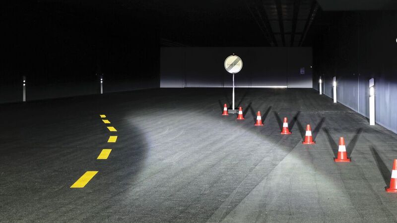 Aktiviertes Bau- und Engstellenlicht im neuen Lichttunnel von Porsche. Der Tunnel ist 100 Meter lang, 15 Meter breit und mit Straßenasphalt versehen.