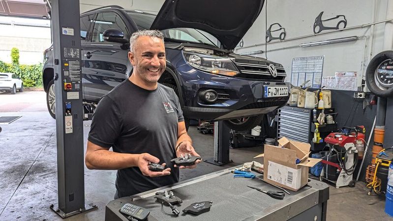 Werkstattinhaber Mostapha Mallouki hat bislang gute Erfahrungen mit den von Ebay vermittelten Aufträgen gemacht.(Bild:  Rosenow – VCG)