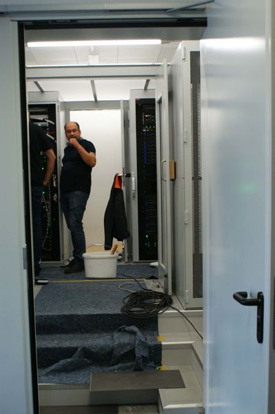 Auch im Serverraum wird noch Hand angelegt. Zur Eröffnung muss alles funktionieren und aufgeräumt sein. Danach darf kein Unbefugter die Funktionsräume mehr betreten.  (Ulrike Ostler/Vogel IT-Medien GmbH)
