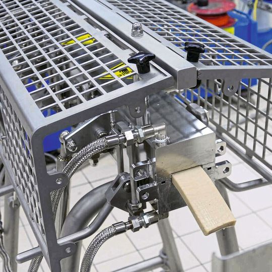 Austritt von High Moisture Meat Analogue (HMMA) aus der Kühldüse, die direkt an den ZSK Food-Extruder von Coperion angeflanscht wird.(Bild:  Coperion)