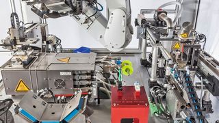 Ein in der Eutect-Lötzelle kopfüber montierter Sechs-Achs-Roboter maximiert die Anwendungsmöglichkeiten bei minimalem Raumbedarf. (Eutect)