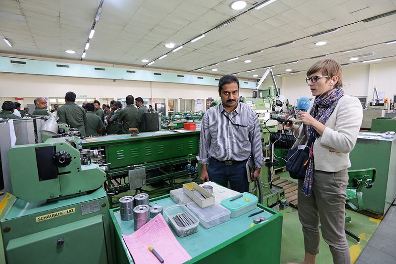 Im Werkzeugbau bei Titan: Der Einsatz von Schaublin-Maschinen interessiert das französischsprachige Regionalradio RFJ/RJB/RTN. (Bild: Anne Richter, SMM)