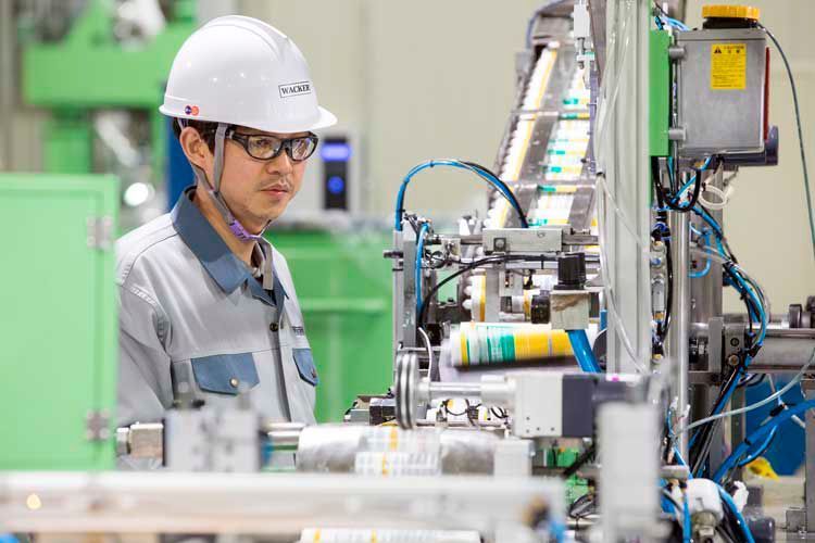 Kartuschenabfüllung von Silicondichtstoffen am neuen Wacker-Standort Jincheon, Korea. (Wacker)