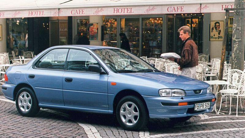 1992 vorgestellt, begann der Verkauf des Impreza in Europa 1993. Zum Start gab es zwei wassergekühlte 4-Zylinder-Leichtmetall-Boxermotoren zur Auswahl: einen 1,6-Liter-Motor mit 66 kW/90 PS und einen 1,8-Liter-Motor mit 76 kW/103 PS. Zudem konnten Käufer zwischen zwei Karosserievarianten wählen: einem fünftürigen Kombi und der viertürigen Limousine.  (Bild: Subaru)