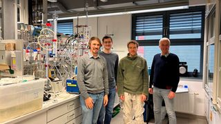 Projekttreffen im Labor von Likat, wobei es um die Gewinnung von Wasserstoff aus Ameisensäure ging. Von links: Dr.-Ing. Florian Kohler, Dr. Hendrik Kempf und Alexander Heidenreich (alle Oxfa GmbH), und Dr. Henrik Junge. (Bild: Oxfa / Kohler)