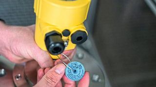 Klein aber robust: Im RFID-Tag stecken alle wichtigen Sensorinformationen und bleiben dort auch in rauen Umgebungen dauerhaft lesbar. (Bild: Vega Grieshaber)