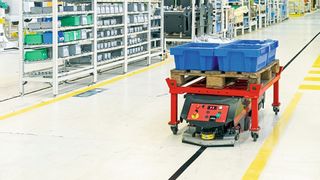 Véritable « marathonien », le nouveau Linde C-MATIC autonome assure efficacement l’approvisionnement en pièces des lignes de production.  (Linde Material Handling Schweiz AG)