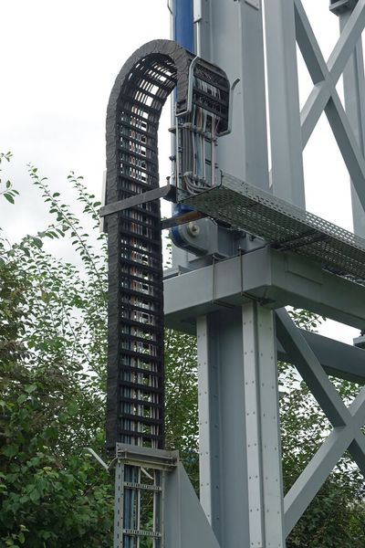 Beispielsweise kommen sie auch an der Seite für die Höhenverstellung zum Einsatz, denn die Anlage kann auf über 4,60 m Höhe gehoben werden (Parkposition). (Bild: Stefanie Michel)