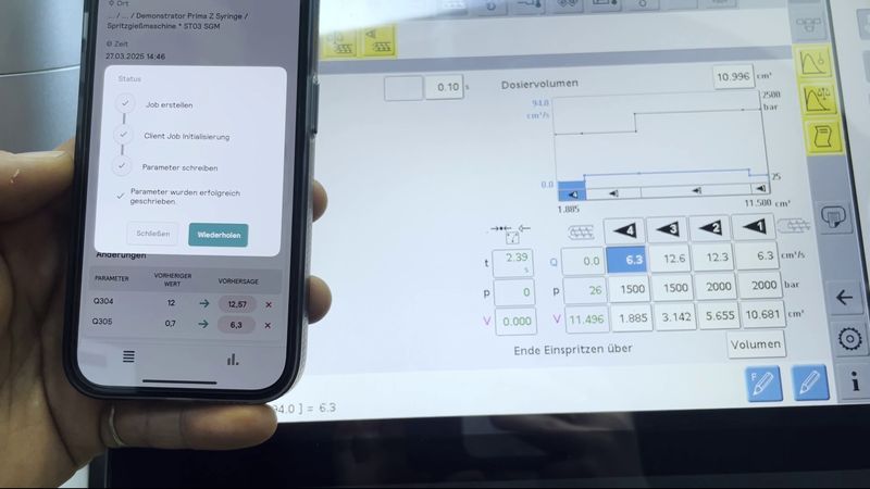 Durch einen Live-Abgleich werden die realen Daten während der Produktion mit dem digitalen Ideal abgeglichen. Abweichungen werden also sofort sichtbar. Die KI agiert quasi als „virtueller Maschineneinsteller“. (Bild: plus10 GmbH)
