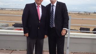 Alexey Shukletsov, Geschäftsführer des Hafenbetreibers Fenix Group (links), präsentierte HHM-Vorstand Ingo Egloff die konkreten Entwicklungspläne des Universalhafens Bronka. (Bild: HHM)