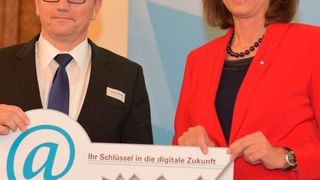 Asco-Geschäftsführer Sylvio Matthäß nahm den Förderbescheid Digitalbonus aus den Händen von Bayerns Wirtschaftsministerin Ilse Aigner entgegen.  (WFG BGL)