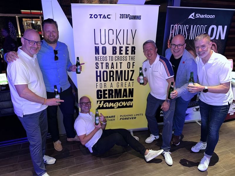 Gute Laune ist Pflicht beim German Dinner im W Hotel (v. l.) Horst Günther (ZOTAC), Stefan Ebnöther (Littlebit), Maciej Wieczorek (ZOTAC), Nils Stahlmach (Seasonic), Host Dennis Bode (Hardwareluxx) und Reto Ambiel (Littlebit)   (Bild: Vogel IT-Medien)