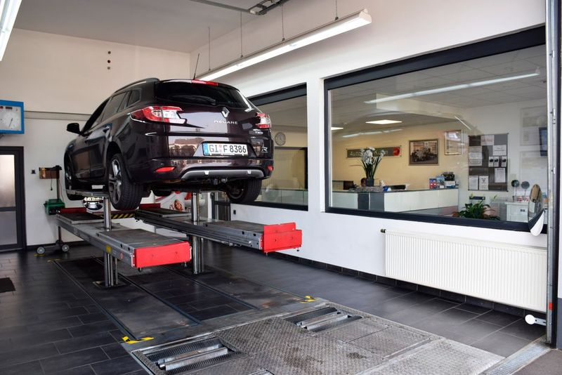 Über große Fenster haben die Kunden im Empfangsbereich freie Sicht in die Direktannahme. (Bild: »kfz-betrieb« / Schweitzer)