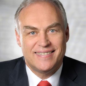 „Mit der Erweiterung der Geschäftsführung stellen wir uns auch auf das stetige Wachstum des Registers ein“, sagt Prof. Dr. Bernd Kladny, Generalsekretär der Deutschen Gesellschaft für Orthopädie und Orthopädische Chirurgie e. V. (DGOOC), deren 100-prozentige Tochter das EPRD ist.
