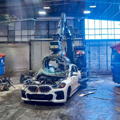 Die BMW Group will das Recycling von Altfahrzeugen auf ein neues Level heben. Dazu kooperieren die Bayern jetzt mit Prezero, einem Spezialisten für Recyclingprozesse. Ein Hauptanliegen sei, die Lieferketten der europäischen Autoindustrie stabiler zu machen ...  (Bild: BMW Group)