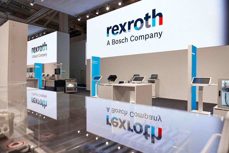 Rexroth
„Mit dem Markenkern ›MOVEMENT‹ in Form des griffigen Claims ›WE MOVE. YOU WIN.‹ gelang Rexroth eine eindeutige Positionierung, die sich im dynamischen Corporate Design nachvollziehbar widerspiegelt. Eine hervorragende Markenarbeit, die zunächst mit der internen Kommunikation begann – und erst dann arbeitete man sich langsam, aber kontinuierlich nach außen. Das Resultat ist eine wie neu wirkende Marke, die sich selbstbewusst, modern und kundenorientiert präsentiert und der Zukunft positiv entgegenblicken kann“, so die Begründung der Jury des German Brand Award. (German Brand Award)