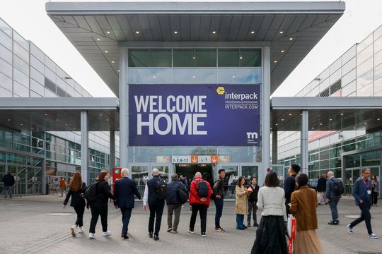Die Interpack vermittelte das Bild einer Industrie, die vor tiefgreifenden Veränderungen steht und diese mit bemerkenswerter Innovationsdynamik angeht.(Bild:  Messe Düsseldorf / Tillmann)