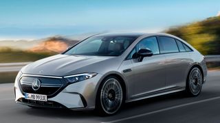 Vorne trägt der EQE die typische EQ-Frontmaske. Hier ein Rendering. (Bild: ampnet)